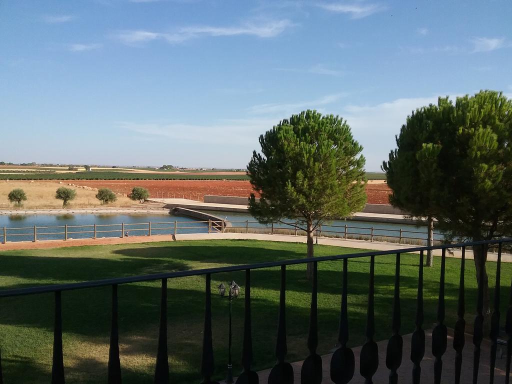 Hotel Vinedos Y Bodegas El Castillo Villarrobledo Bagian luar foto